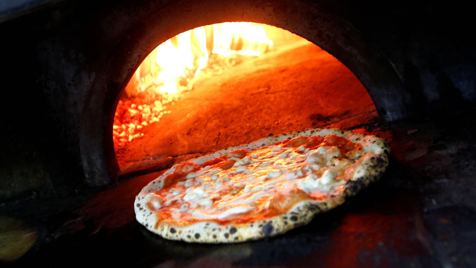Foto: Pizza margarita preparada según la manera tradicional. (Reuters) 