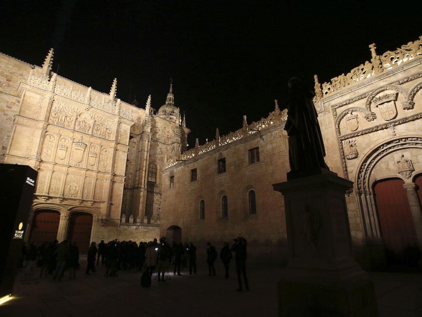 Vista de la fachada plateresca del edificio de la Universidad de Salamanca tras ser restaurada. (EFE)