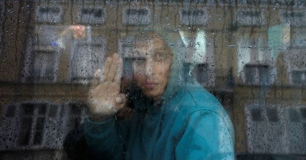 Foto: Un menor inmigrante afgano saluda a su salida de un refugio de menores en Saint Omer, Francia, en 2016. (Reuters)
