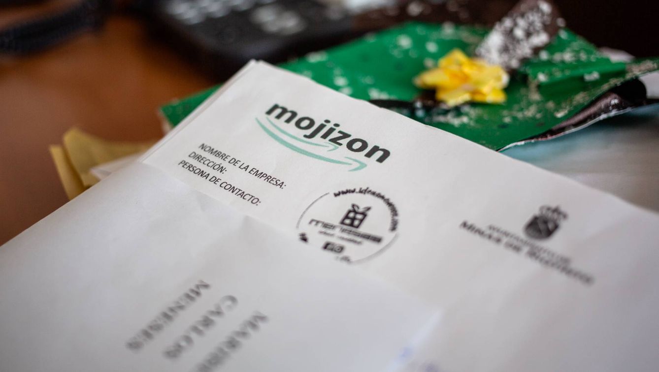 Un albarán de Mojizon, en la mesa de un empleado municipal. (Fernando Ruso)