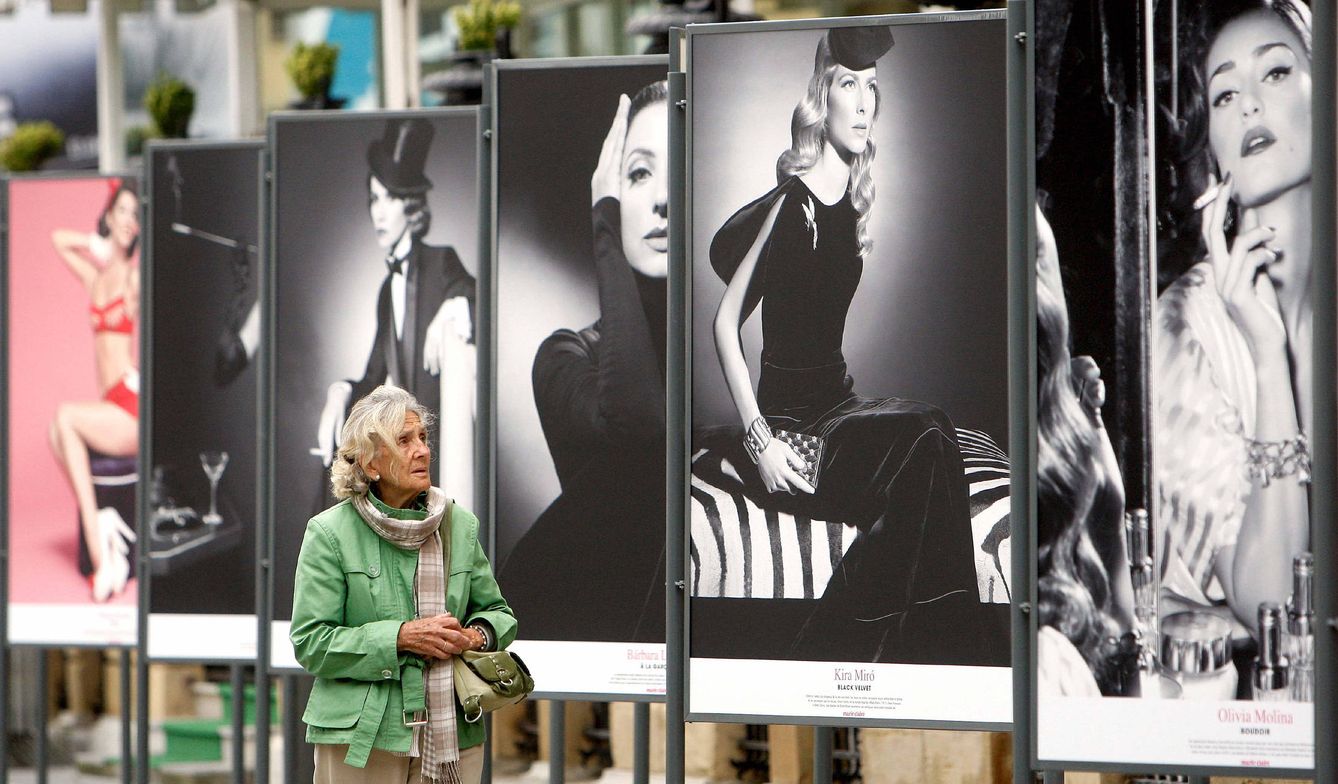 Exposición 'Dress code... y Hollywood creó la tendencia', del fotógrafo Manuel Outumuro. (EFE/Juan Herrero)