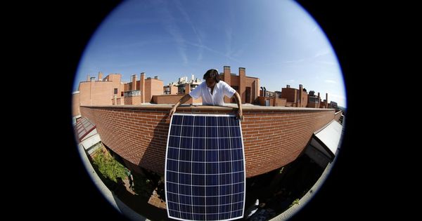 Foto: Un panel solar en una azotea de Madrid (Reuters)