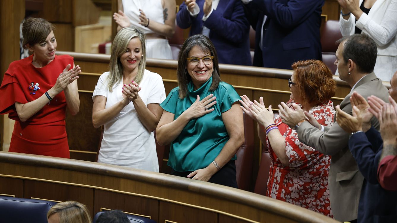 Foto: Esther Gil, diputada de Sumar por Cádiz, recibe el aplauso de su bancada tras ser elegida vicepresidenta de la Mesa del Congreso. (EFE/Chema Moya)