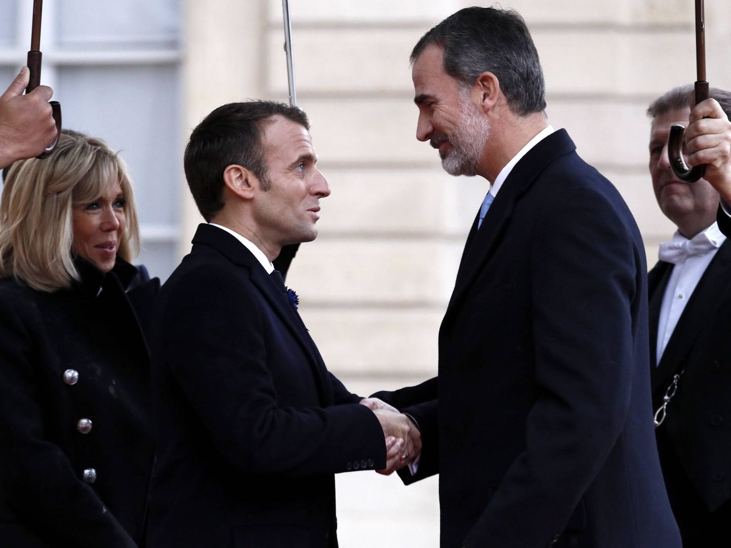 Emmanuel Macron estrecha la mano del rey. (EFE)