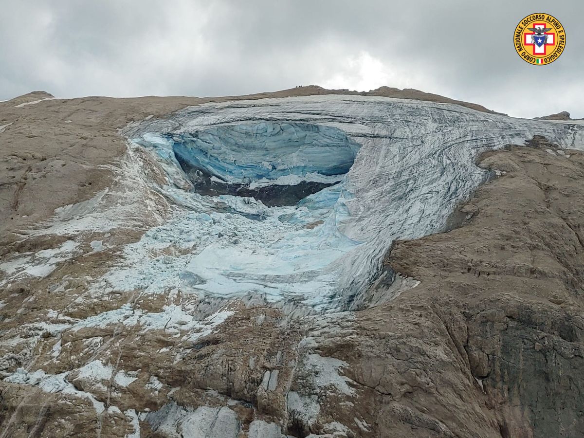 Foto: Desprendimiento de parte del glaciar de la Marmolada en los Alpes italianos (EFE/Salvamento Alpino del Veneto)