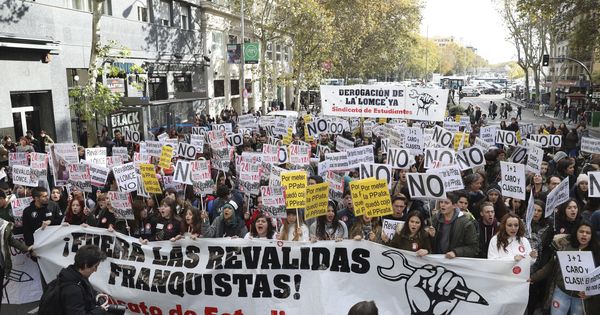 Foto:  Manifestación entre Atocha y la Puerta del Sol convocada por el Sindicato de Estudiantes (SE) en la jornada de huelga nacional de alumnos contra la Lomce y las "reválidas". (EFE / J.J. Guillén)