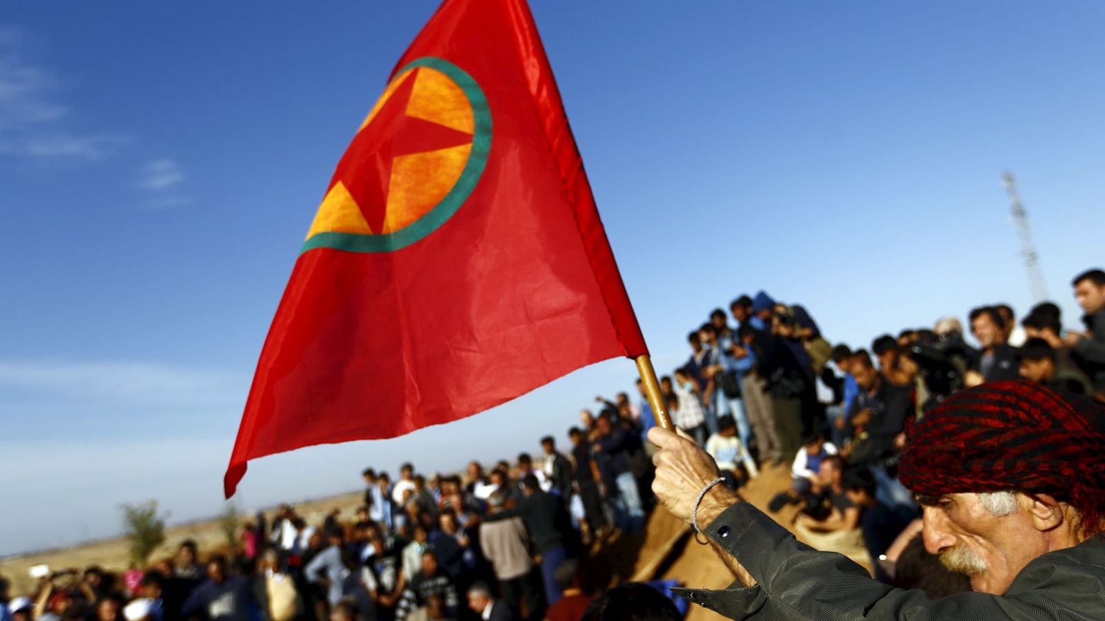 Foto: Kurdos durante el funeral de tres milicianos caídos en Kobane en los combates contra el Estado Islámico (Reuters).