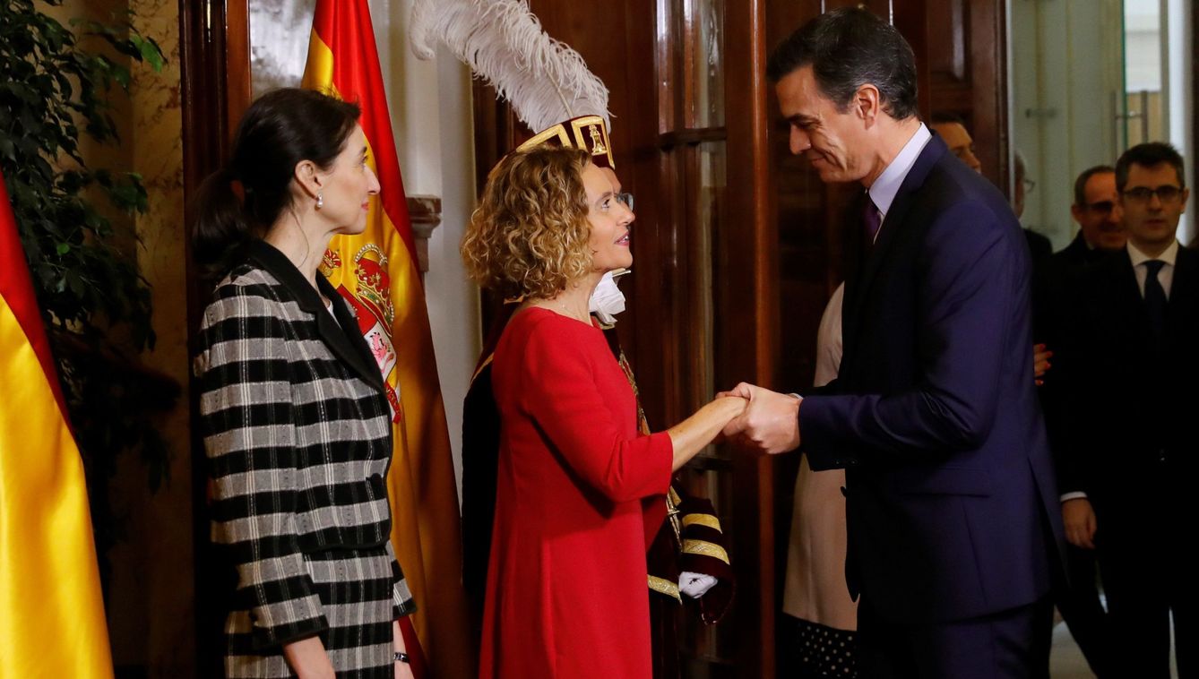 Pedro Sánchez saluda a las presidentas del Congreso y del Senado, Meritxell Battet y Pilar Llop. (EFE)