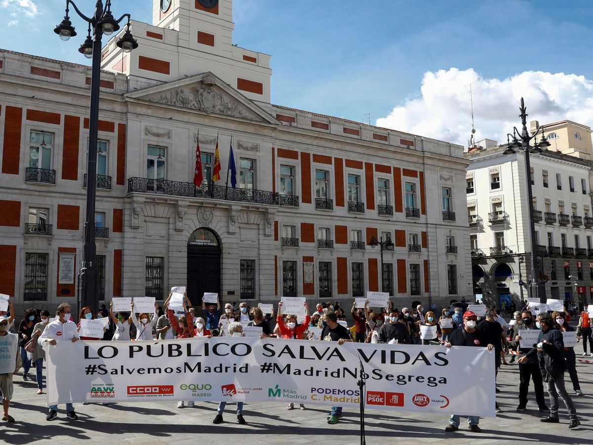 Foto: Momento de la concentración convocada por sindicatos, asociaciones y partidos de izquierda en la puerta de El Sol. (EFE)