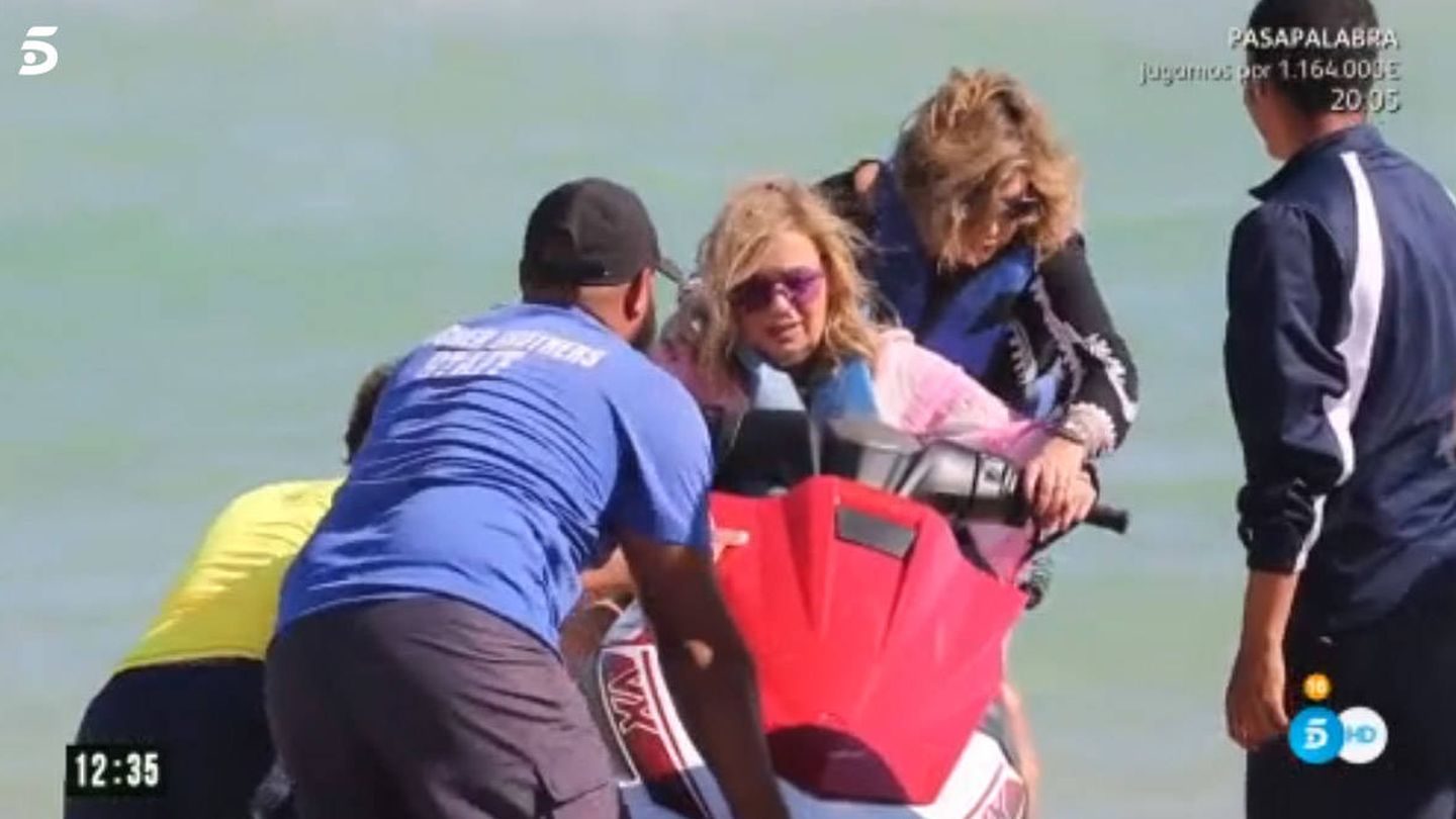 Carmen Borrego se sube a una moto de agua en su reality. 
