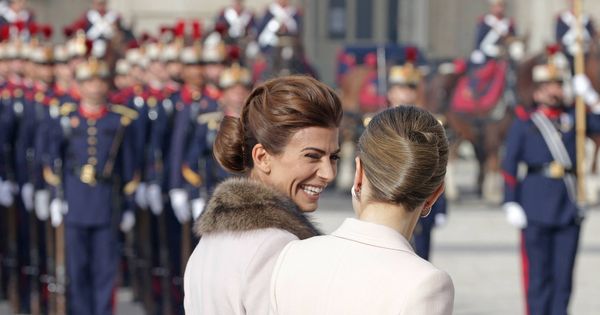Foto: La Reina Letizia y la primera dama argentina, Juliana Awada, durante el acto de bienvenida