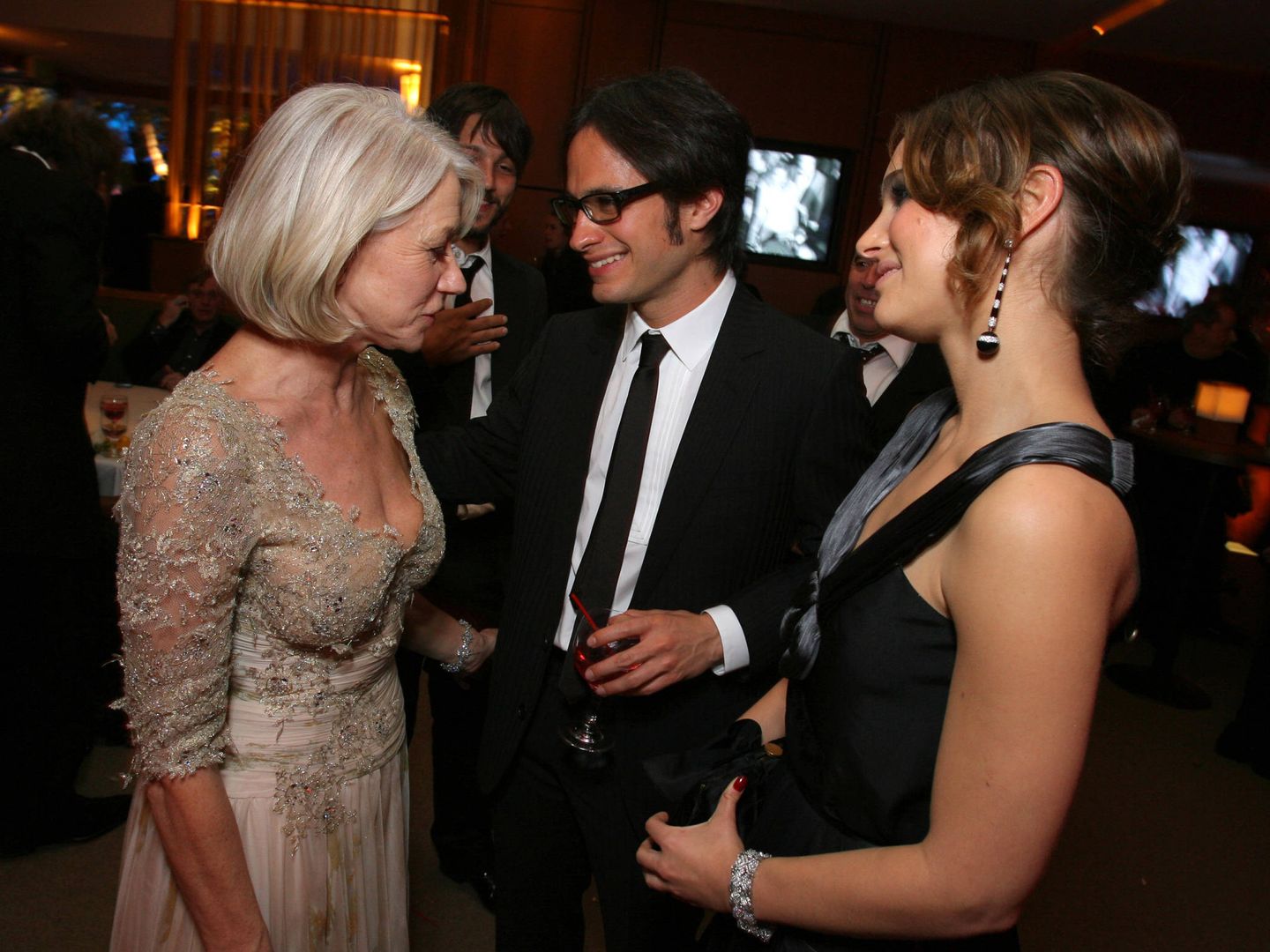 Helen Mirren con la pareja de actores en una fiesta de 'Vanity Fair'. (Getty)