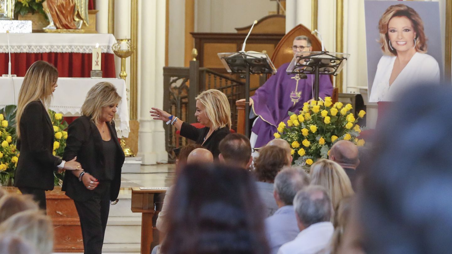 Las hijas y la nieta de la fallecida durante su misa funeral en Málaga. (EFE)