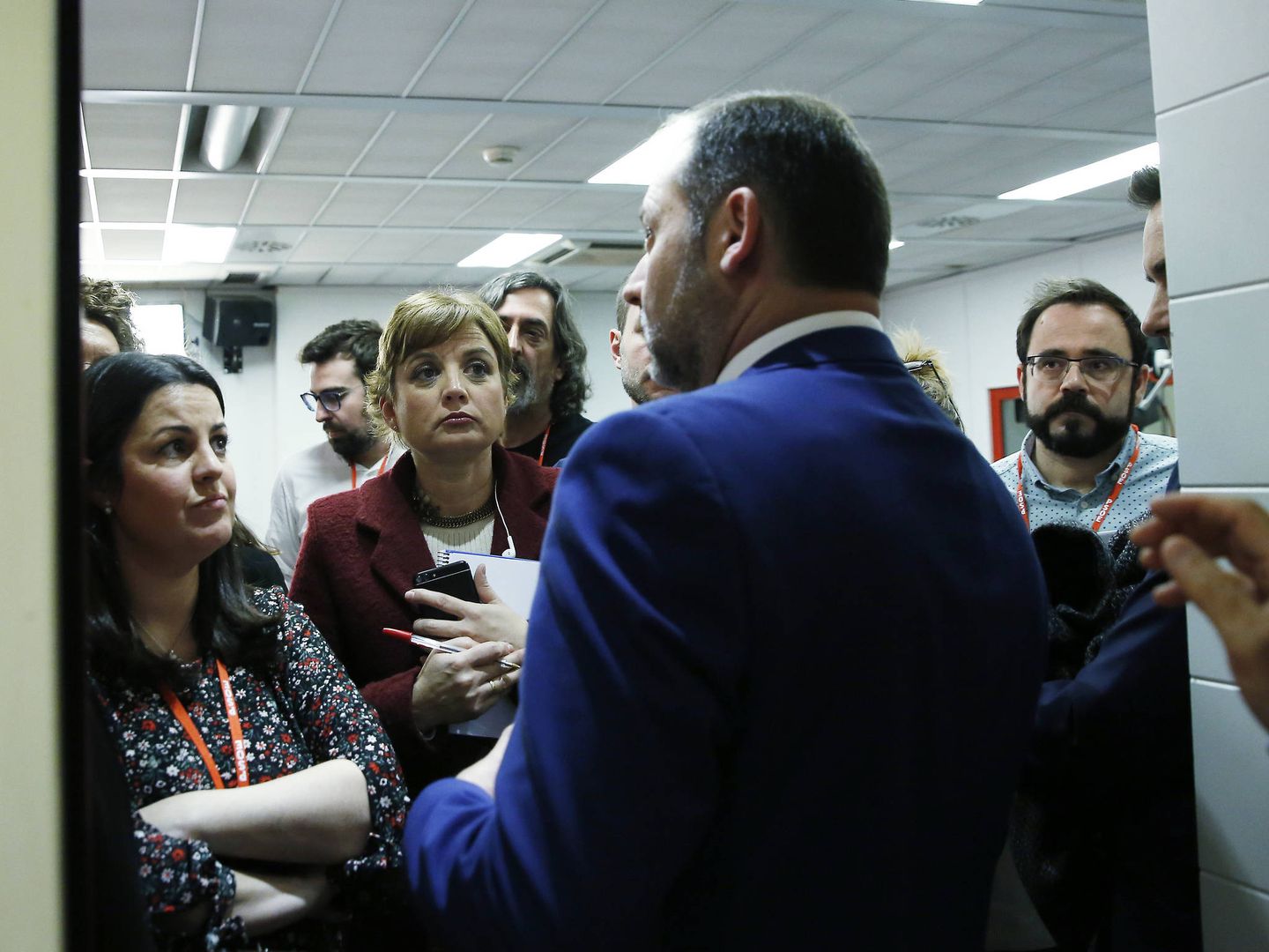 José Luis Ábalos, charlando este lunes con los periodistas en Ferraz. (Inma Mesa | PSOE)