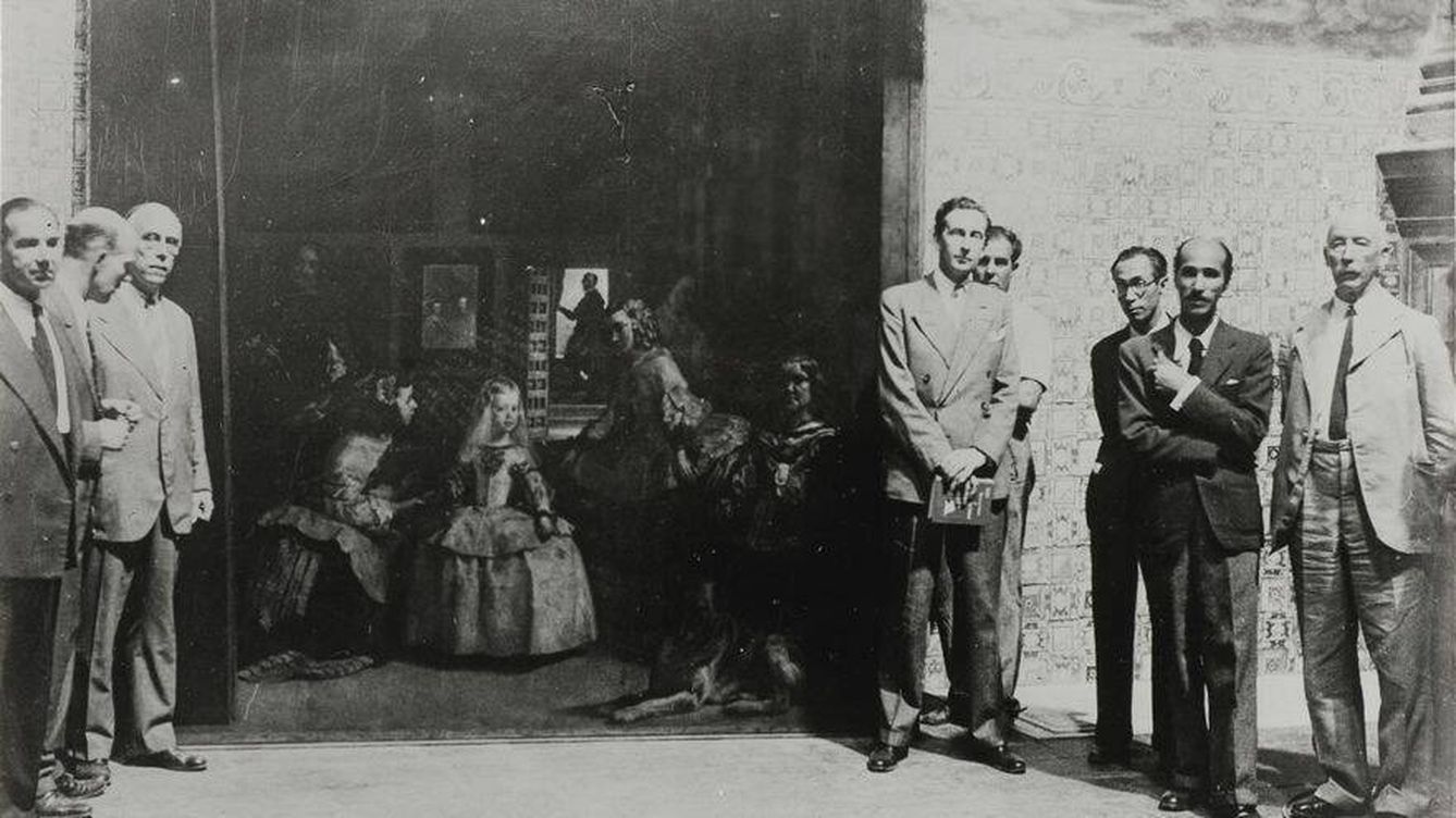 Foto: Sir Frederic G. Kenyon, a la derecha, junto a Sir J. G. Mann y varios responsables de la Junta Central del Tesoro Artístico en la Iglesia del Patriarca de Valencia en 1937. (Biblioteca Nacional)