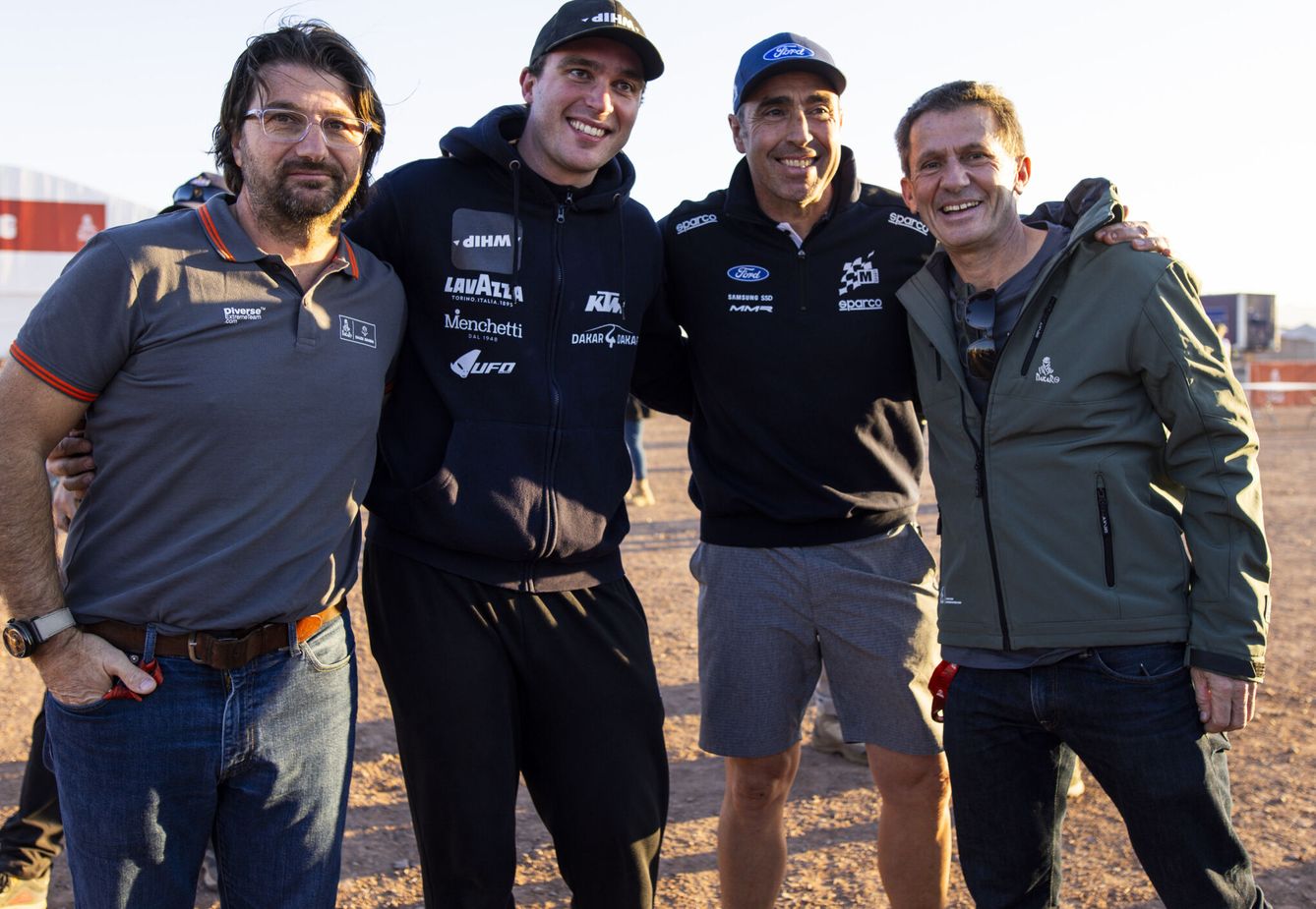 Meoni, con David Casterá, director del Dakar, y Nani Roma, ambos rivales de su padre Fabrizio (Julien Delfosse / DPPIAFP7)