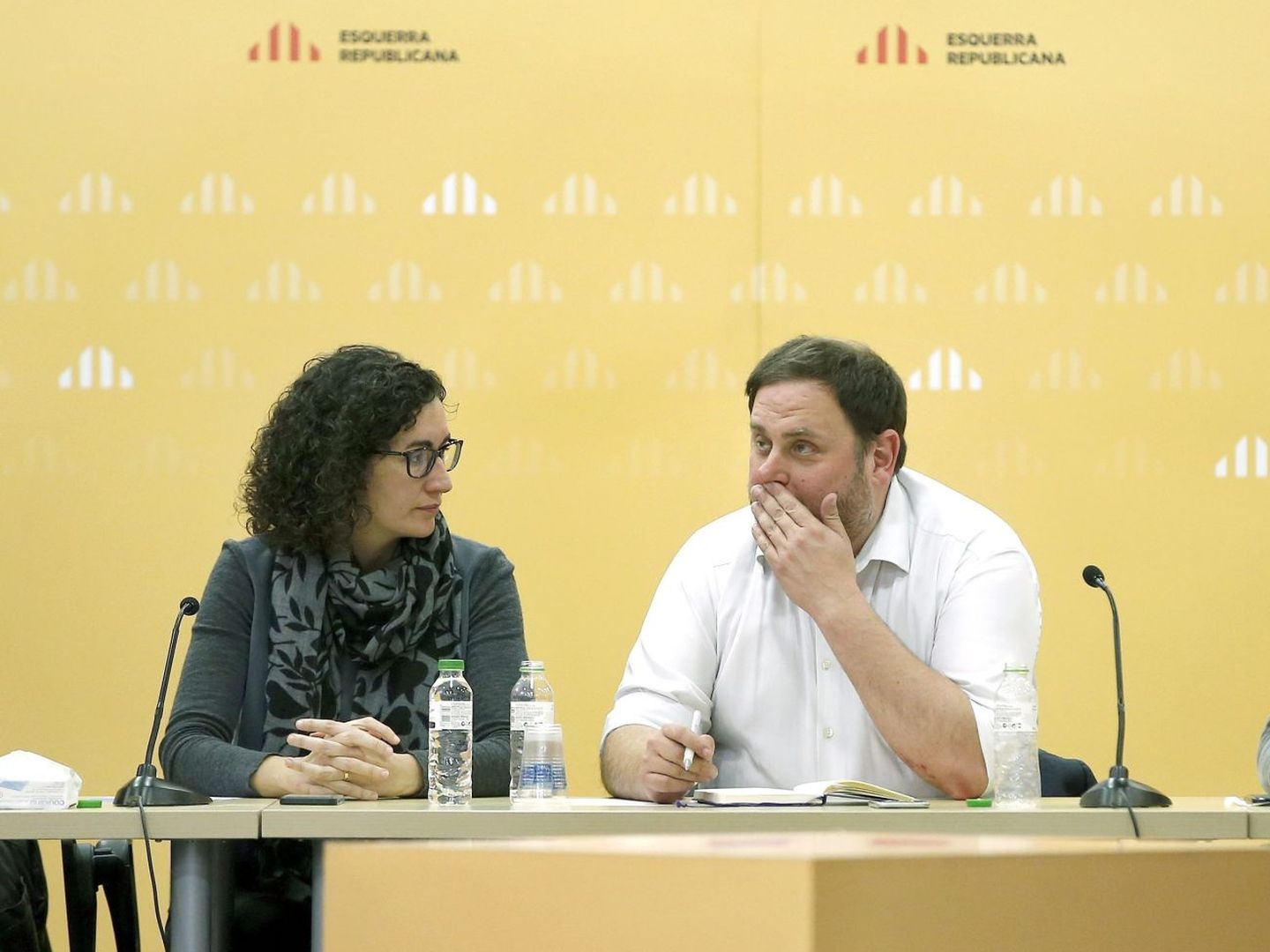 El presidente de ERC, Oriol Junqueras junto a la secretaria general del partido, Marta Rovira. (EFE)