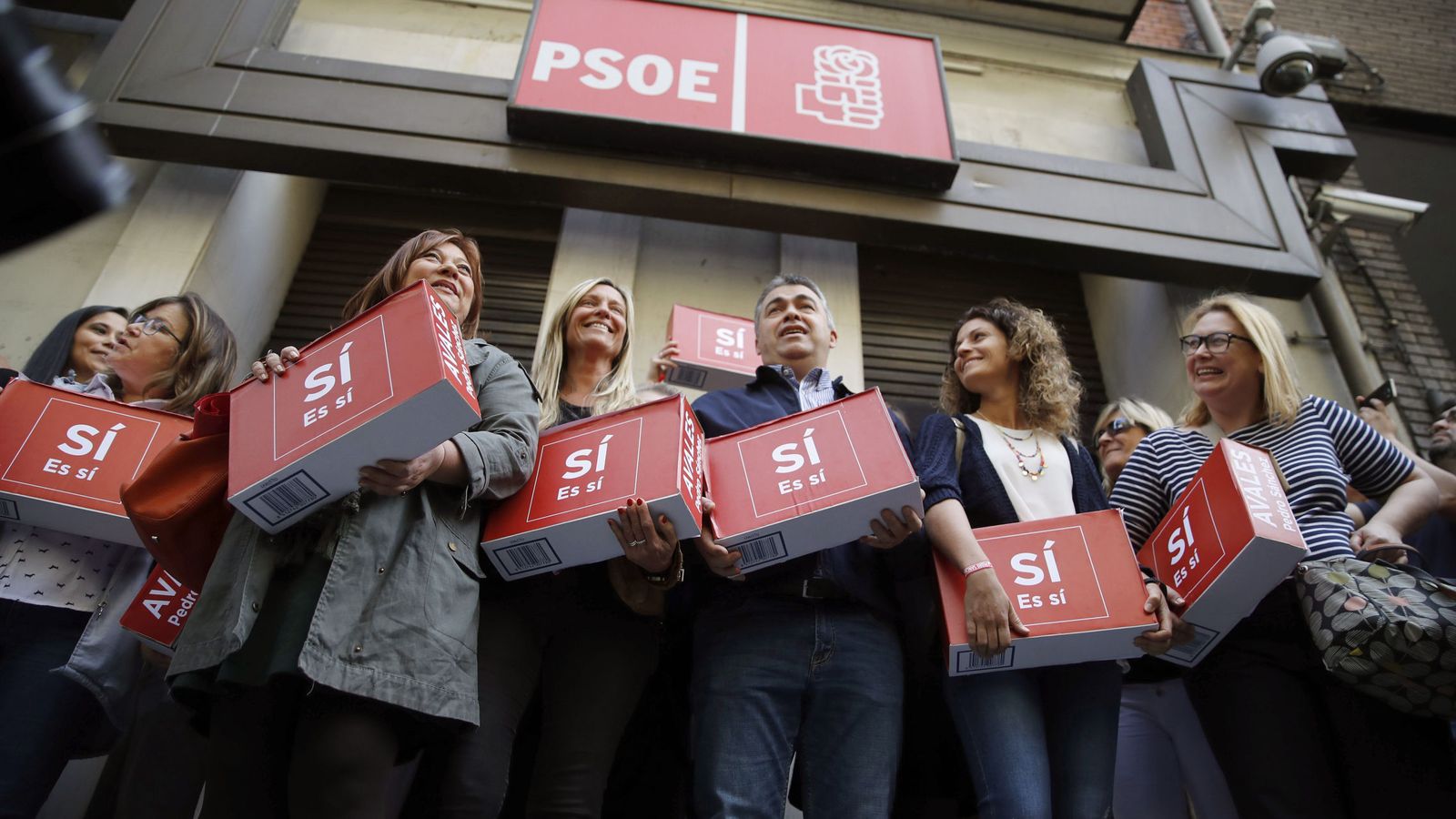 Foto: Un grupo de militantes, encabezados por Santos Cerdán (c), en representación de Pedro Sánchez, entrega 57.369 firmas para su candidatura a las primarias. (EFE)