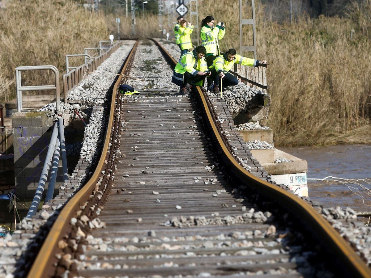 Foto: Técnicos de Adif revisan una vía del tren tras el paso de la borrasca Gloria el pasado mes de enero. (EFE)