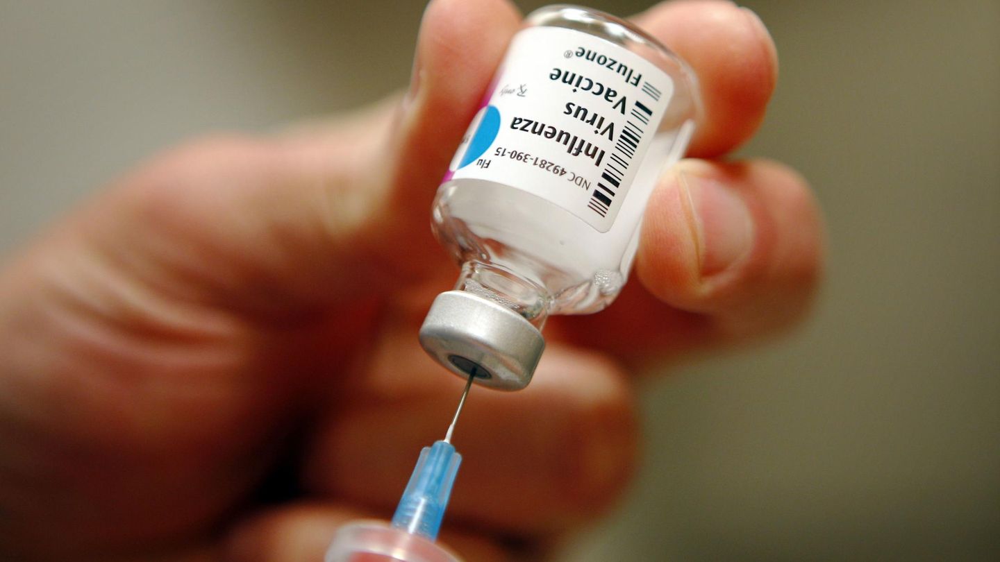 Una enfermera prepara una inyección de vacuna contra la influenza. (Reuters)