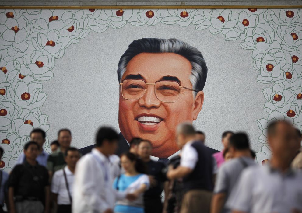 Foto: Turistas chinos rinden homenaje a un retrato de Kim Il-sung. (Reuters)