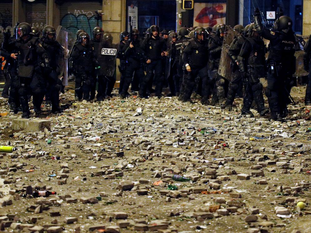 Foto: Un grupo de antidisturbios, en mitad de las calles de Barcelona tras contener una protesta. (Reuters)
