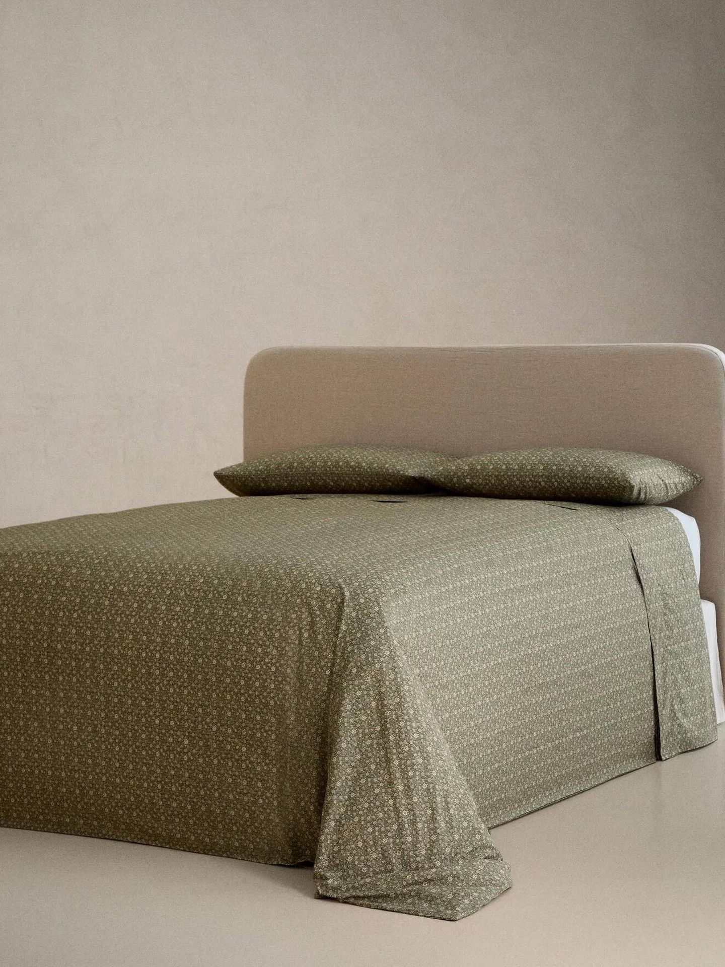 Los tonos verdes y el dibujo de pequeñas flores refuerzan la sensación de dormitorio cálido y acogedor. (Cortesía / Zara Home)
