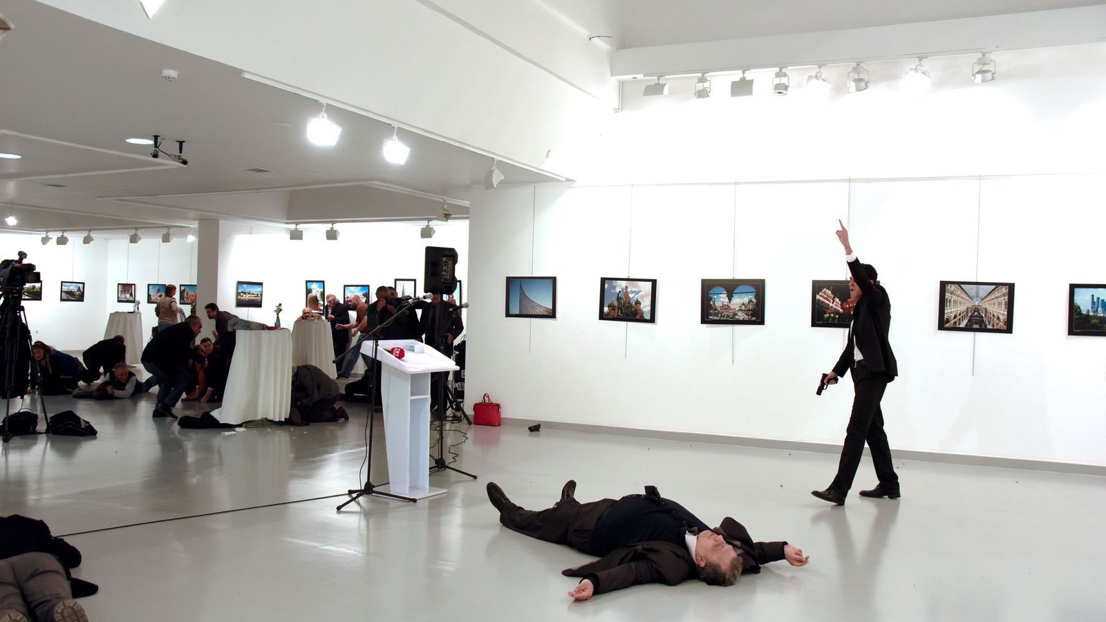 Foto: Fotografía del hombre armado (d) que disparó contra el embajador de Rusia en Turquía, Andrei Karlov. (EFE)
