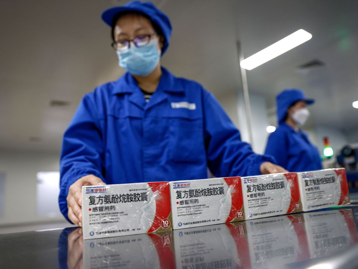 Foto: Trabajadores se preparan para envasar comprimidos contra la fiebre en la oficina del Grupo Farmacéutico Youcare. (EFE/Mark R. Cristiano)