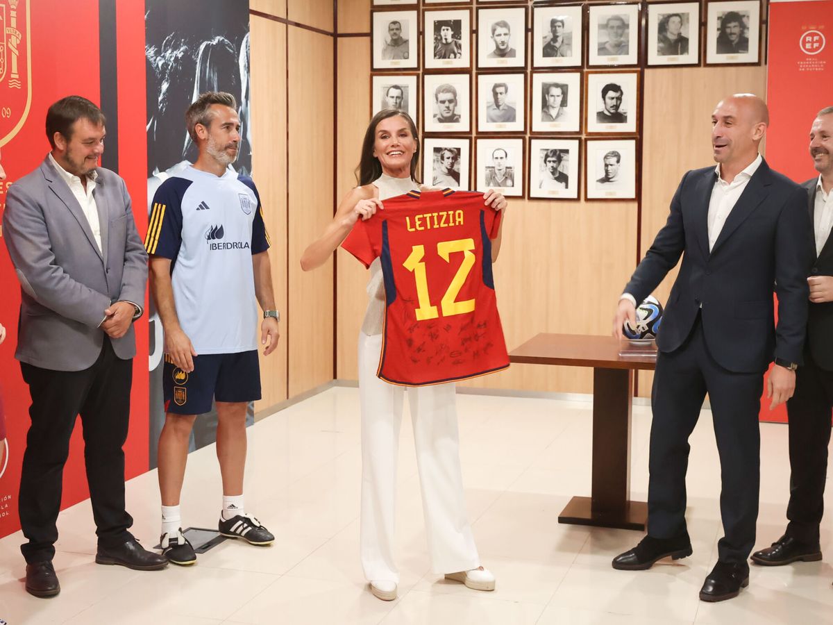 Foto: La reina Letizia, el pasado junio con la selección española de fútbol. (Casa de S. M. el Rey/José Jiménez)