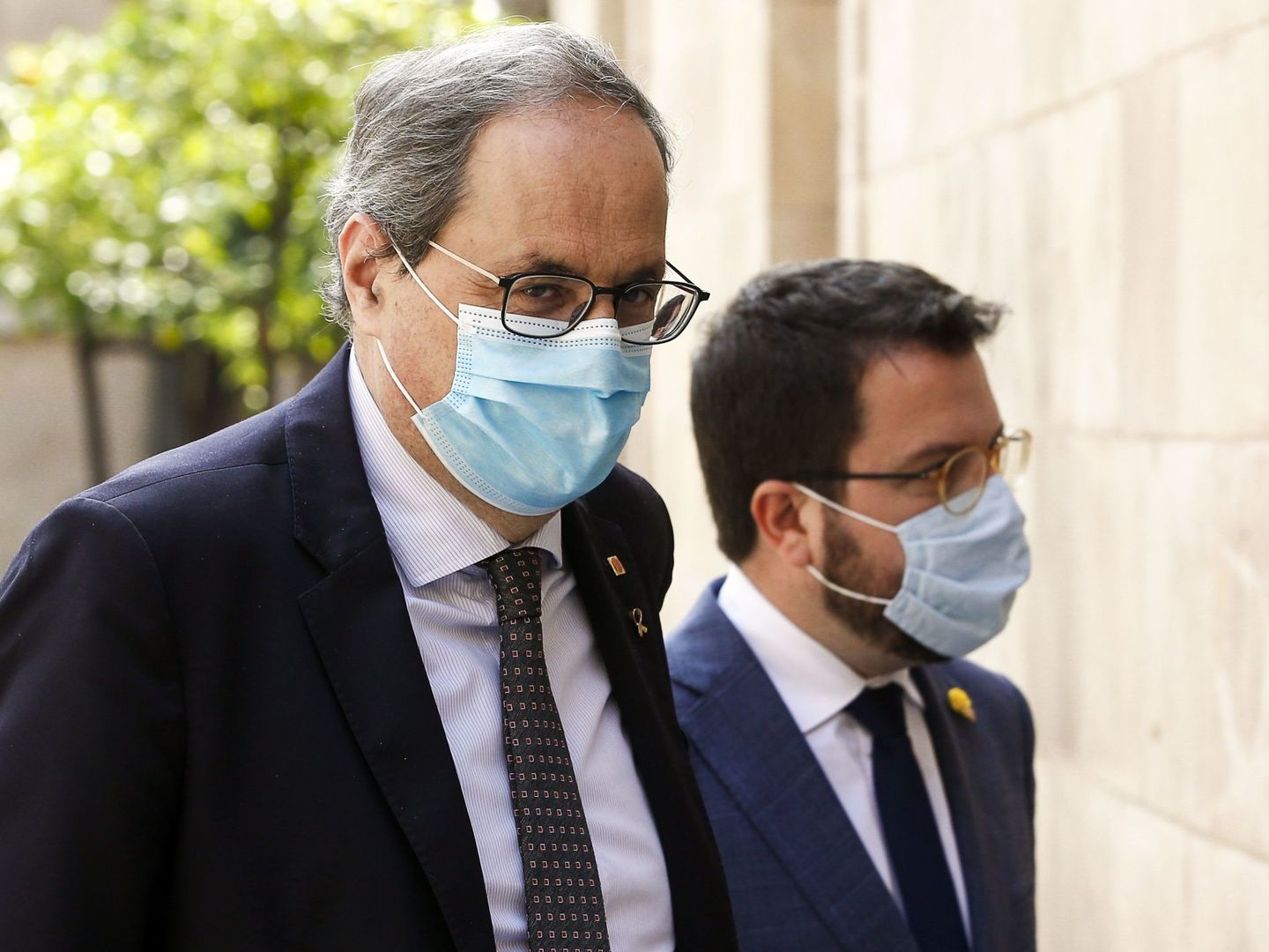 El presidente de la Generalitat, Quim Torra (i), acompañado del vicepresidente, Pere Aragonès (d), a su llegada a una reunión del Govern. (EFE) 