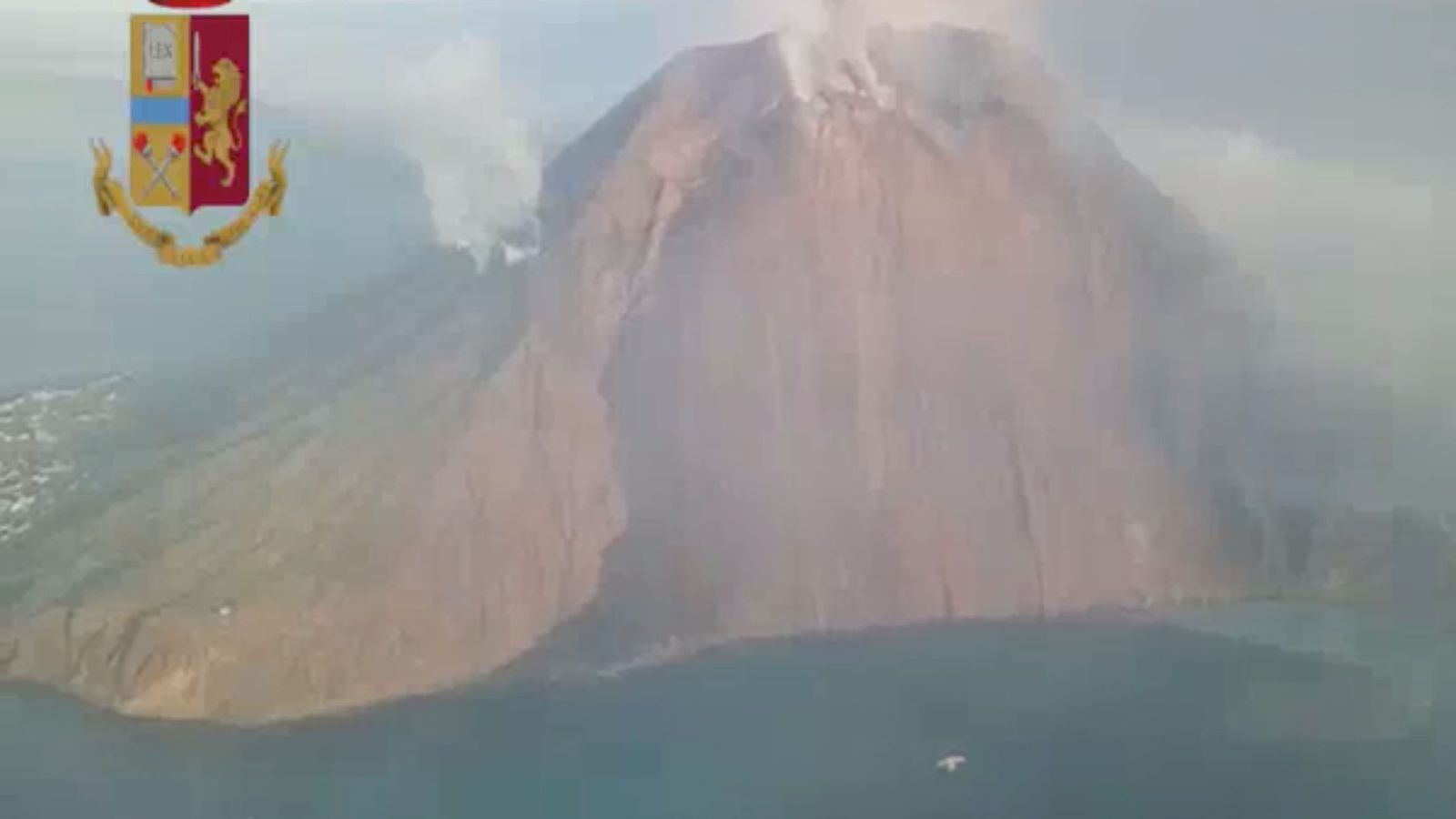 Foto: Police chopper aerial still image of volcano after eruption over stromboli