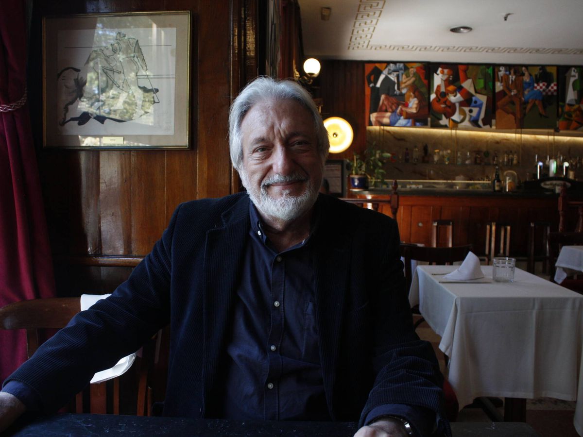 Foto: José Bárcena: más de cuatro décadas tras la barra del Café Gijón. (H. G. Barnés)