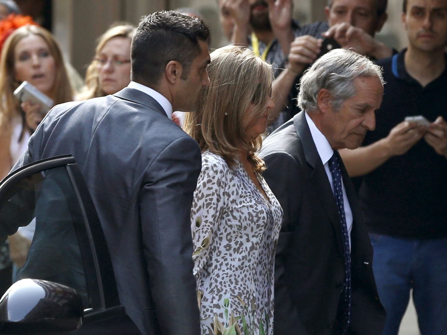 Rosalia Iglesias, mujer del extesorero del PP Luis Bárcenas, en una imagen de junio de 2013, llegando a la Audiencia Nacional acompañada por el presunto confidente, Sergio Ríos, con traje gris. (EFE)