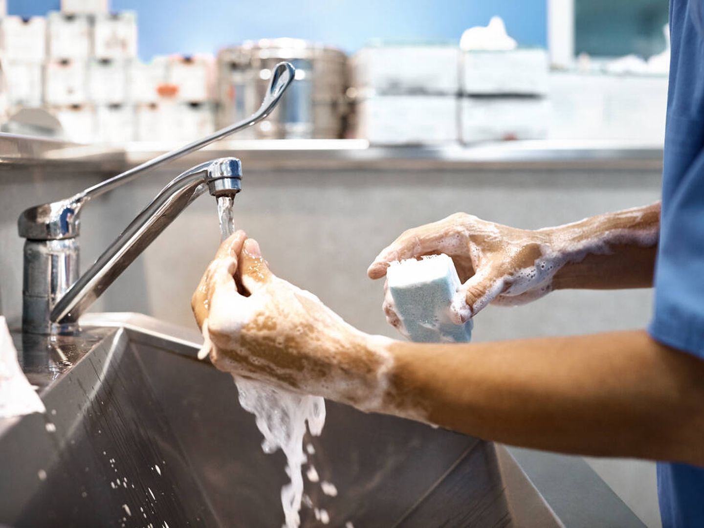 La higiene de manos se puede hacer con agua y jabón o con gel hidroalcohólico.  (iStock)