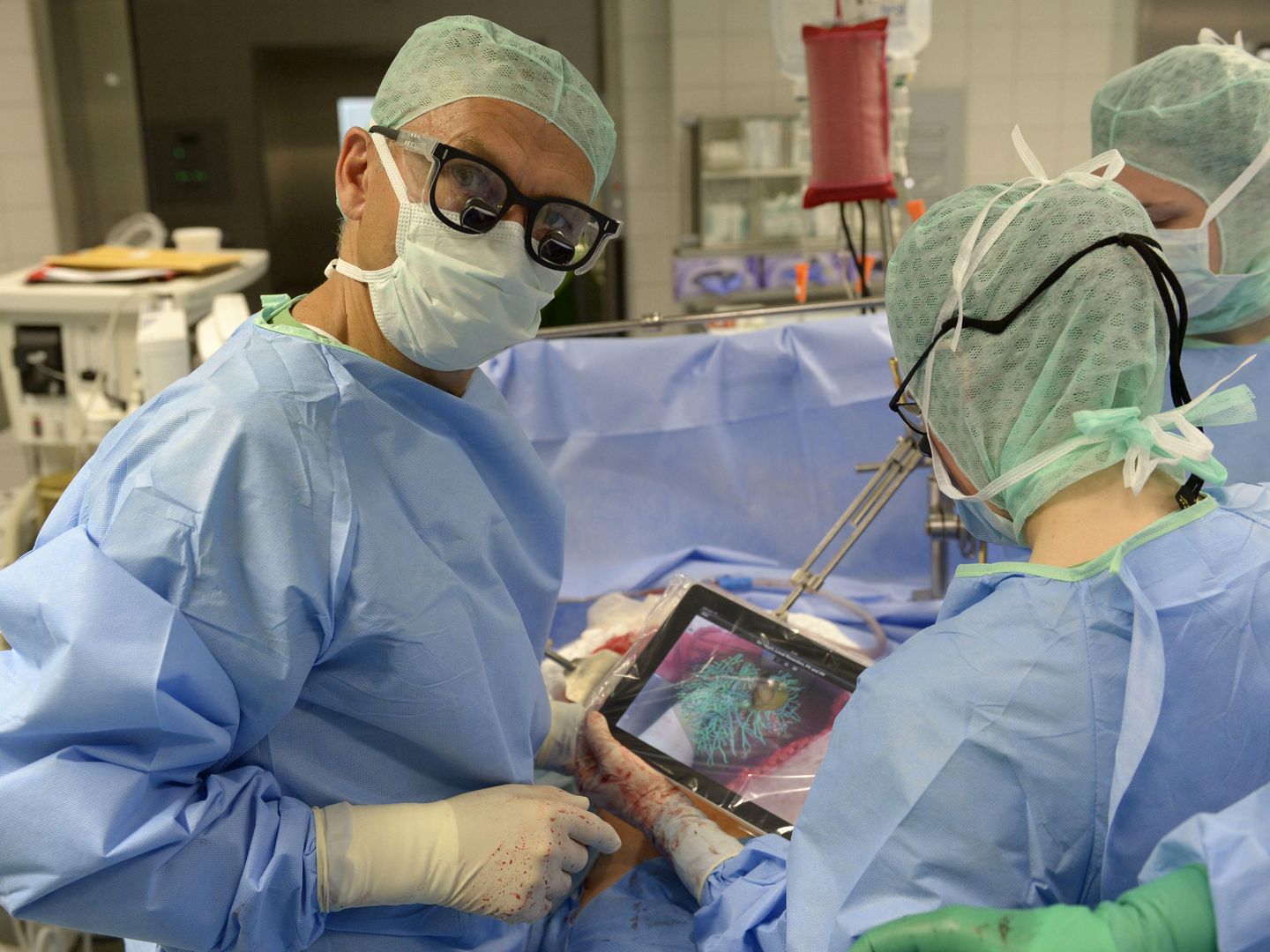 Doctores durante una cirugía en el hospital Asklepios Hamburg-Barmbek (Reuters).