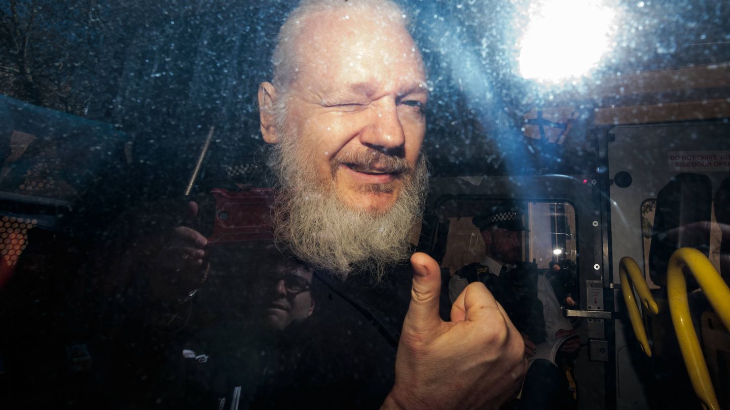  Assange, tras su detención en 2019. (Getty)
