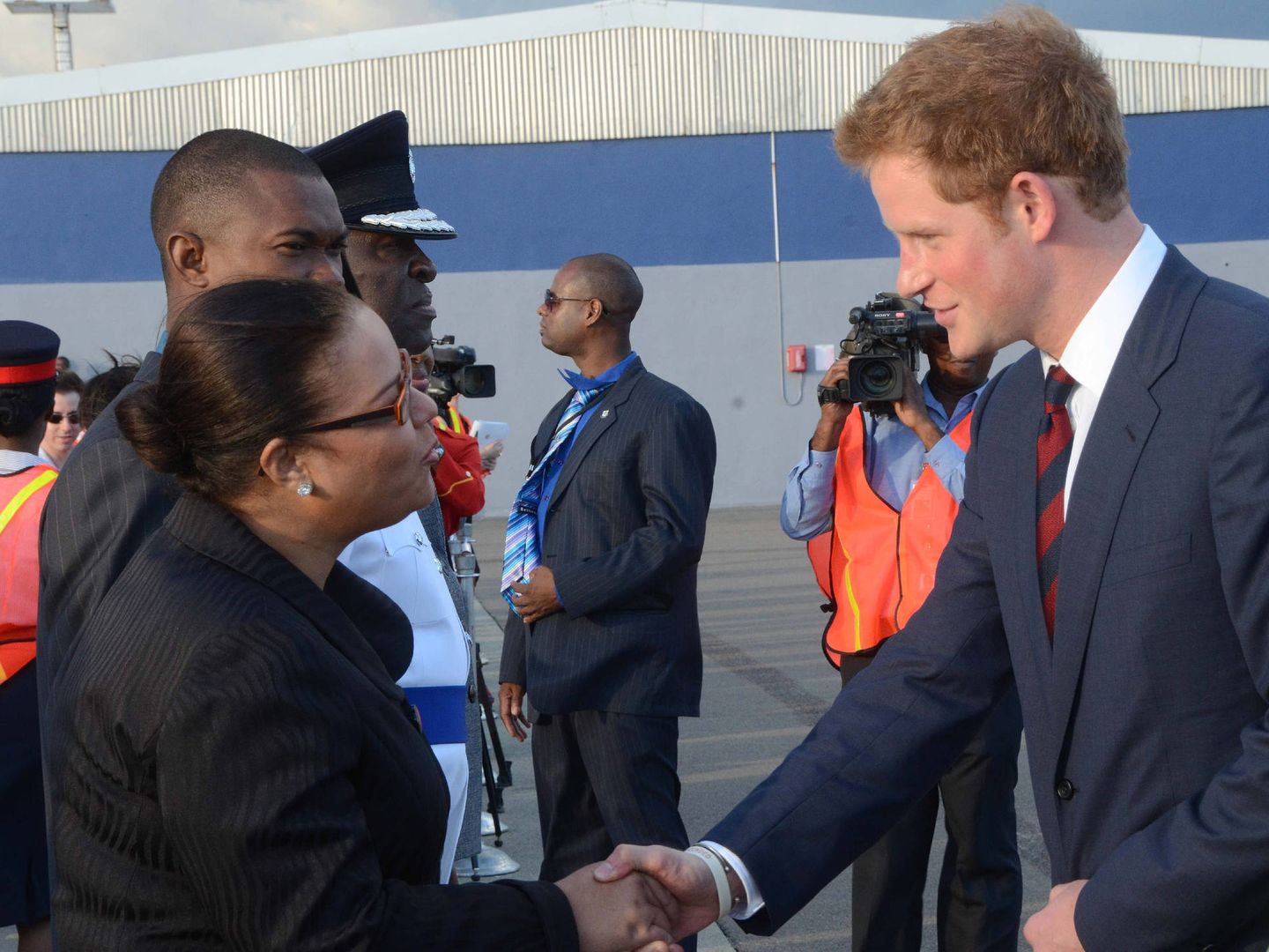 El príncipe Harry saluda a la senadora jamaiquina Sandrea Falconer en el año 2012. (EFE)