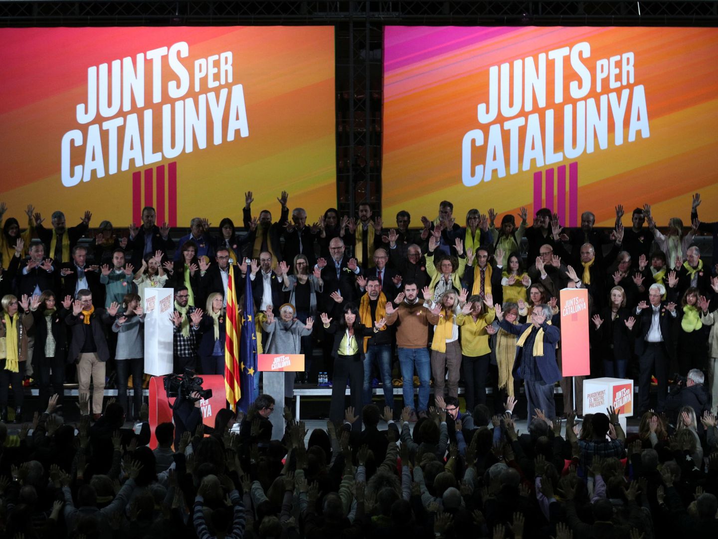 Los candidatos de JuntsxCAT alzan sus manos contra la represión en un momento del mítin en Barcelona. (EFE)