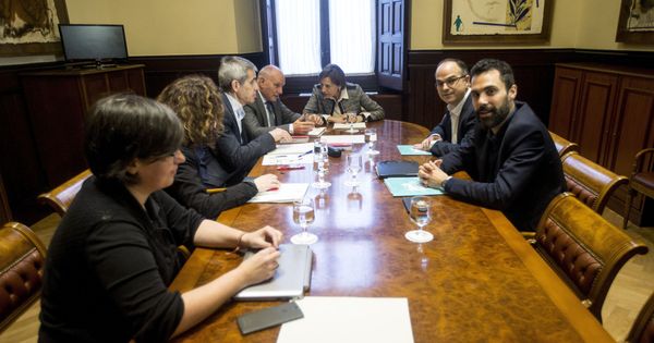 Foto: La presidenta del Parlament de Cataluña, Carme Forcadell, junto a miembros de la Mesa. (EFE)