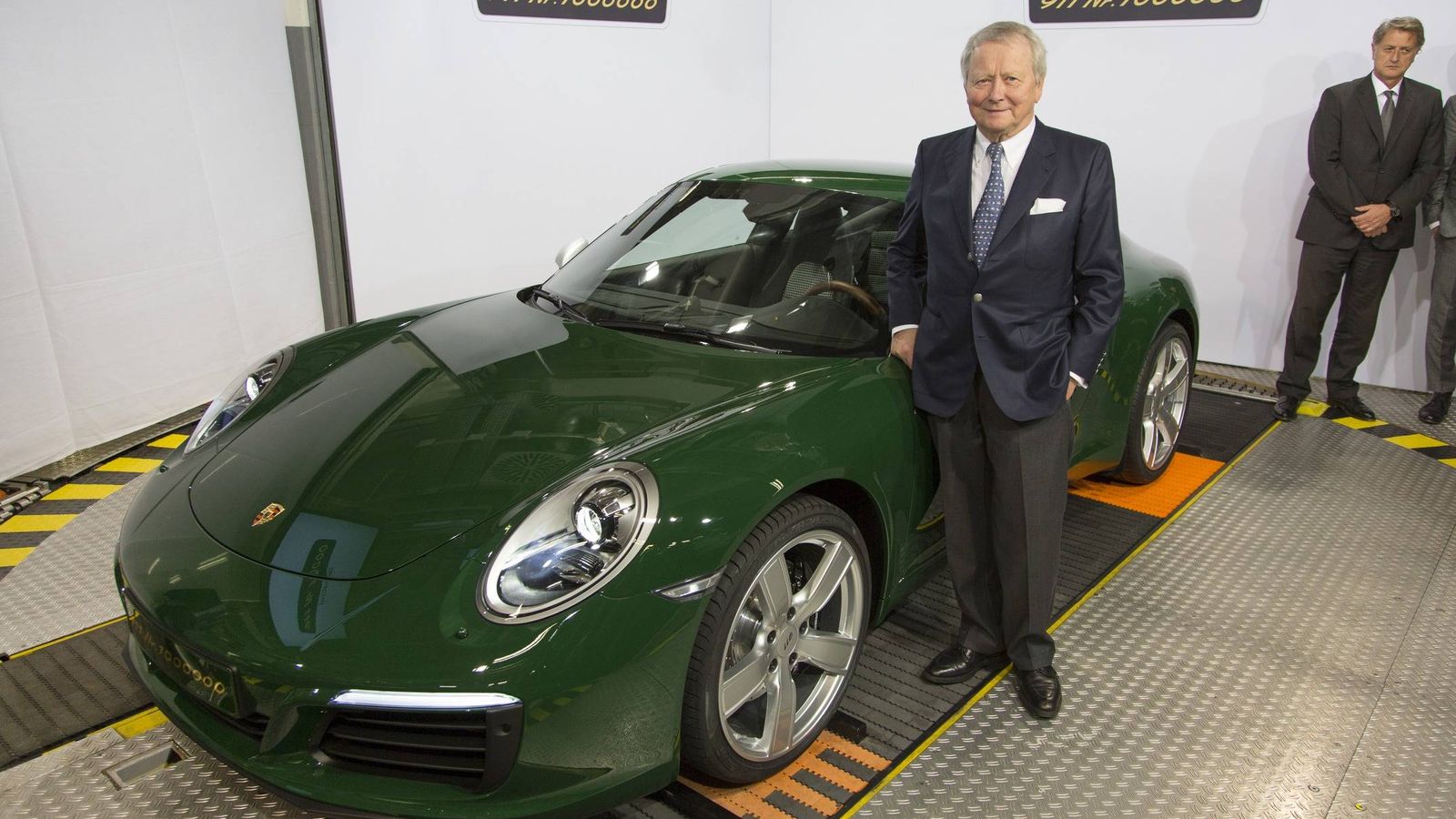 Foto: Wolfgang Porsche, presidente de Porsche, junto al 911 un millón.