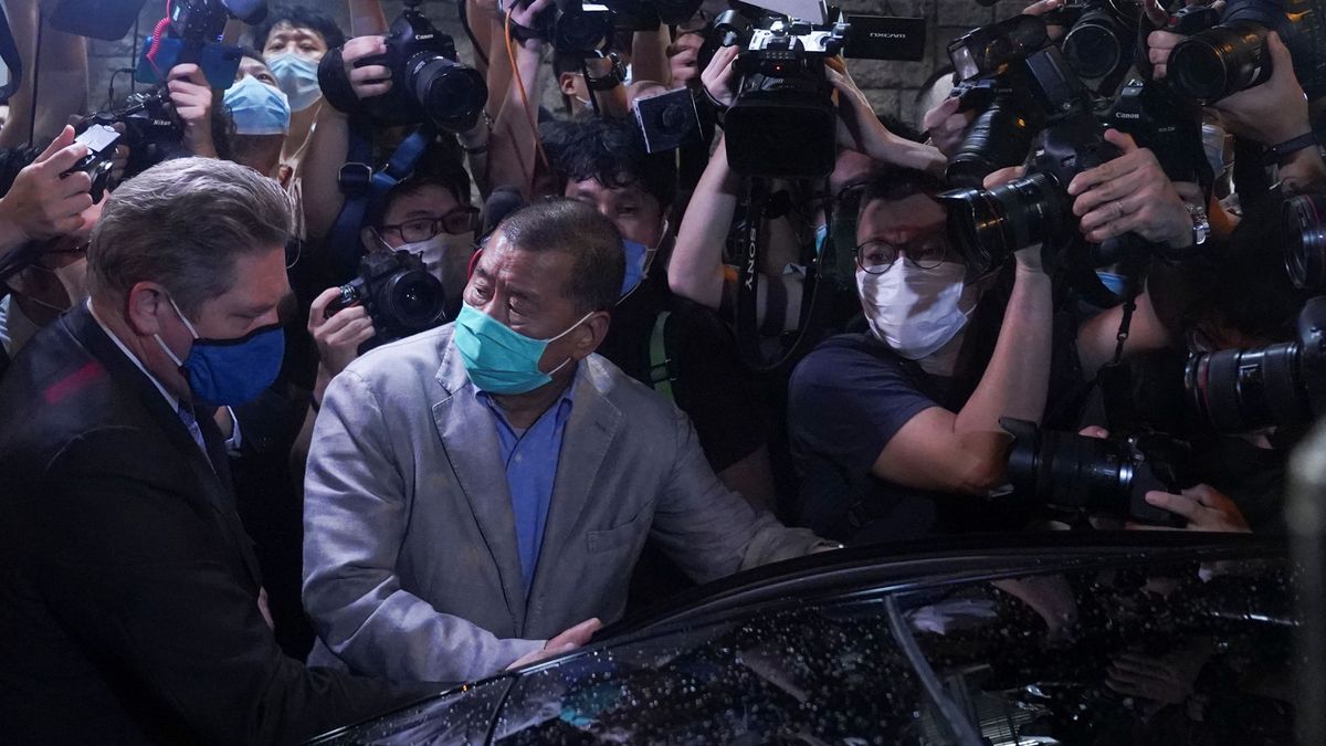 El magnate hongkonés de los medios Lai y varios activistas salen en libertad bajo fianza