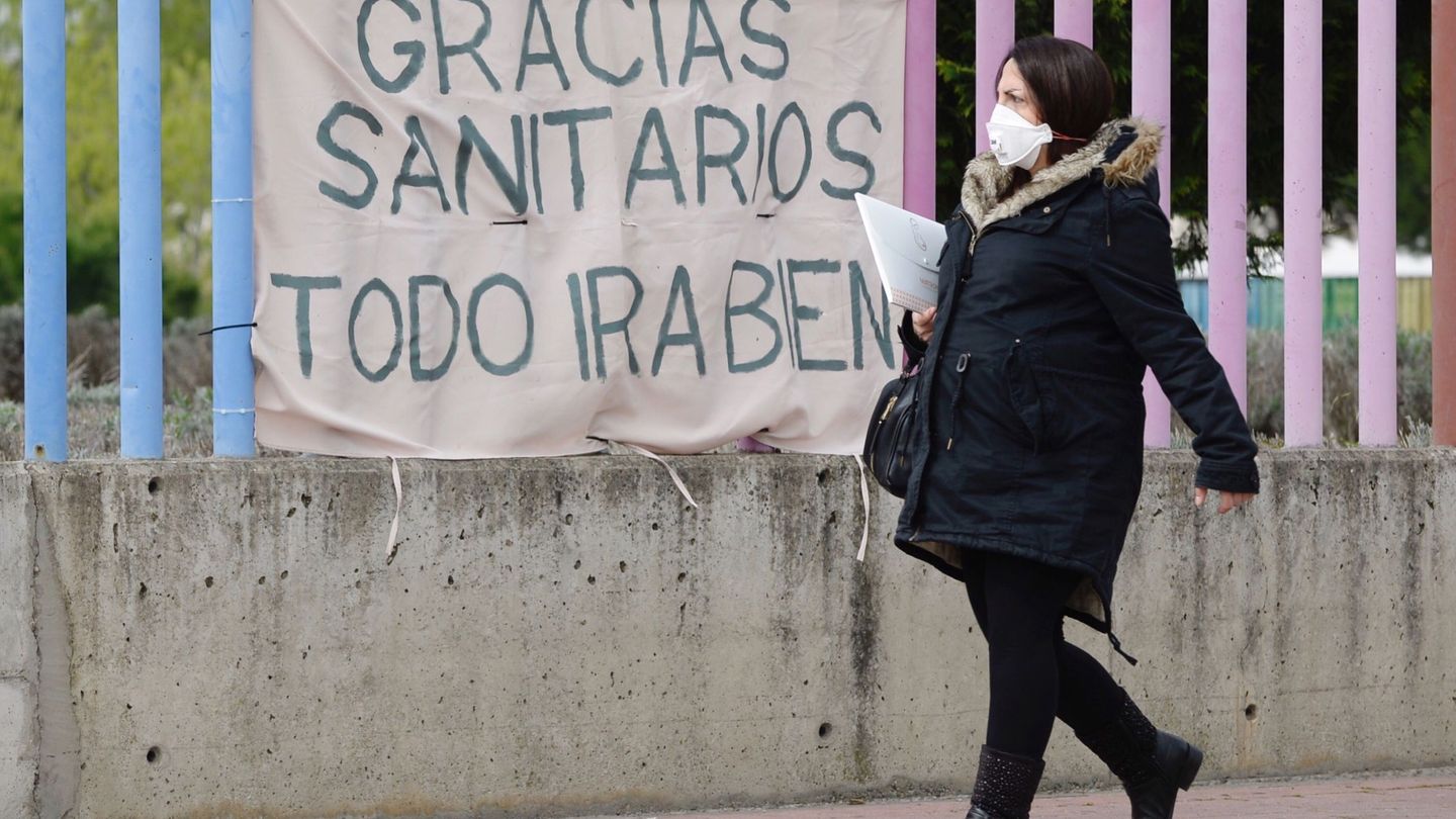 Una mujer embarazada pasa por delante de una pancarta en Valladolid. (EFE)