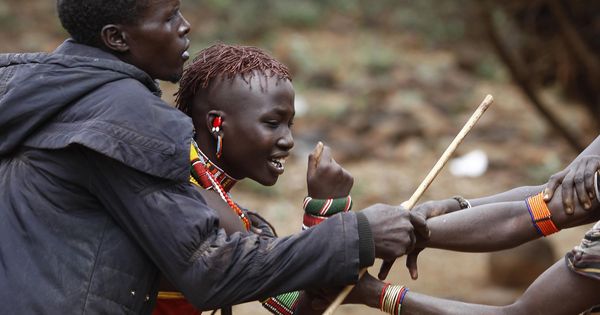 Foto: Una niña intenta escapar cuando se da cuenta de que va a ser obligada a casarse en Kenia (Reuters/Siegfried Modola)