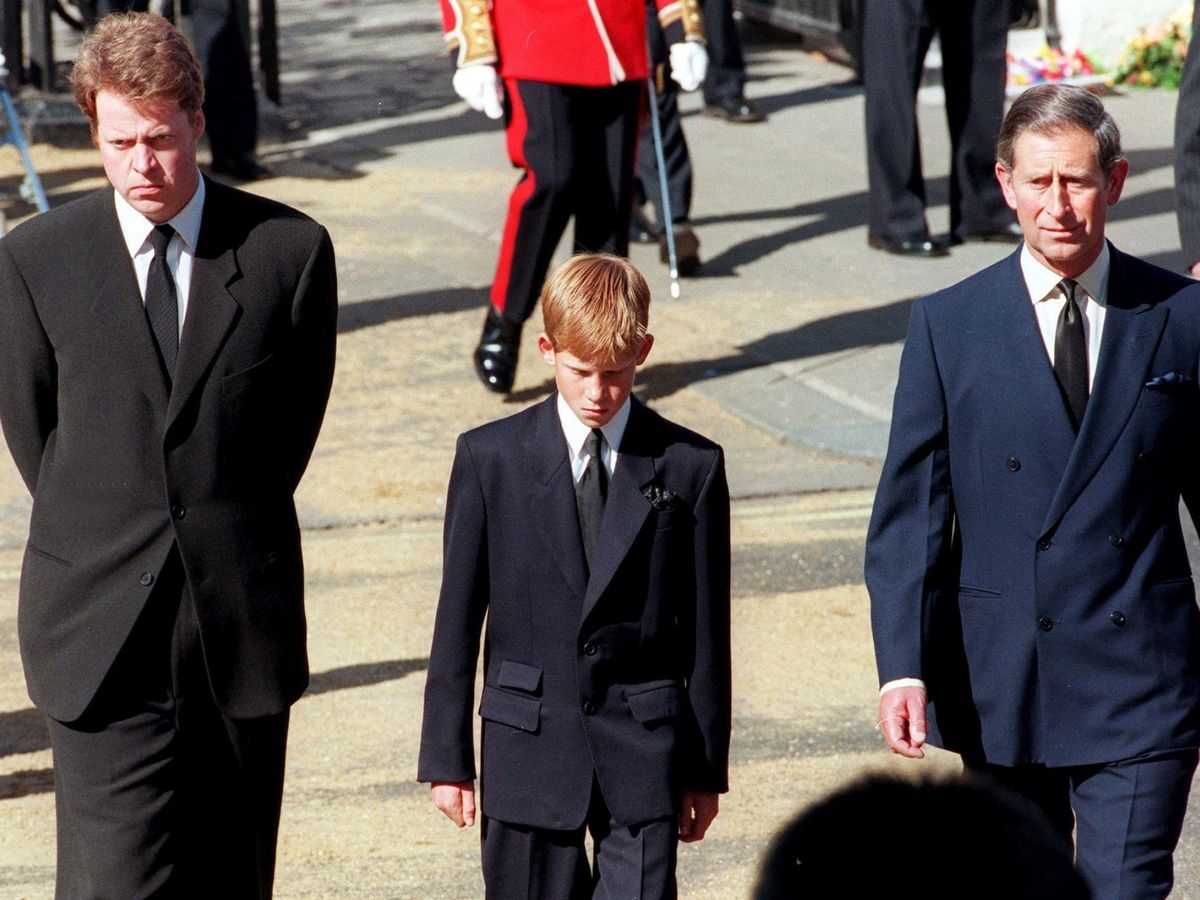 Foto: Fotografía de archivo del príncipe Carlos junto al príncipe Harry y Charles Spencer en el funeral de Lady Di en 1997. (EFE)