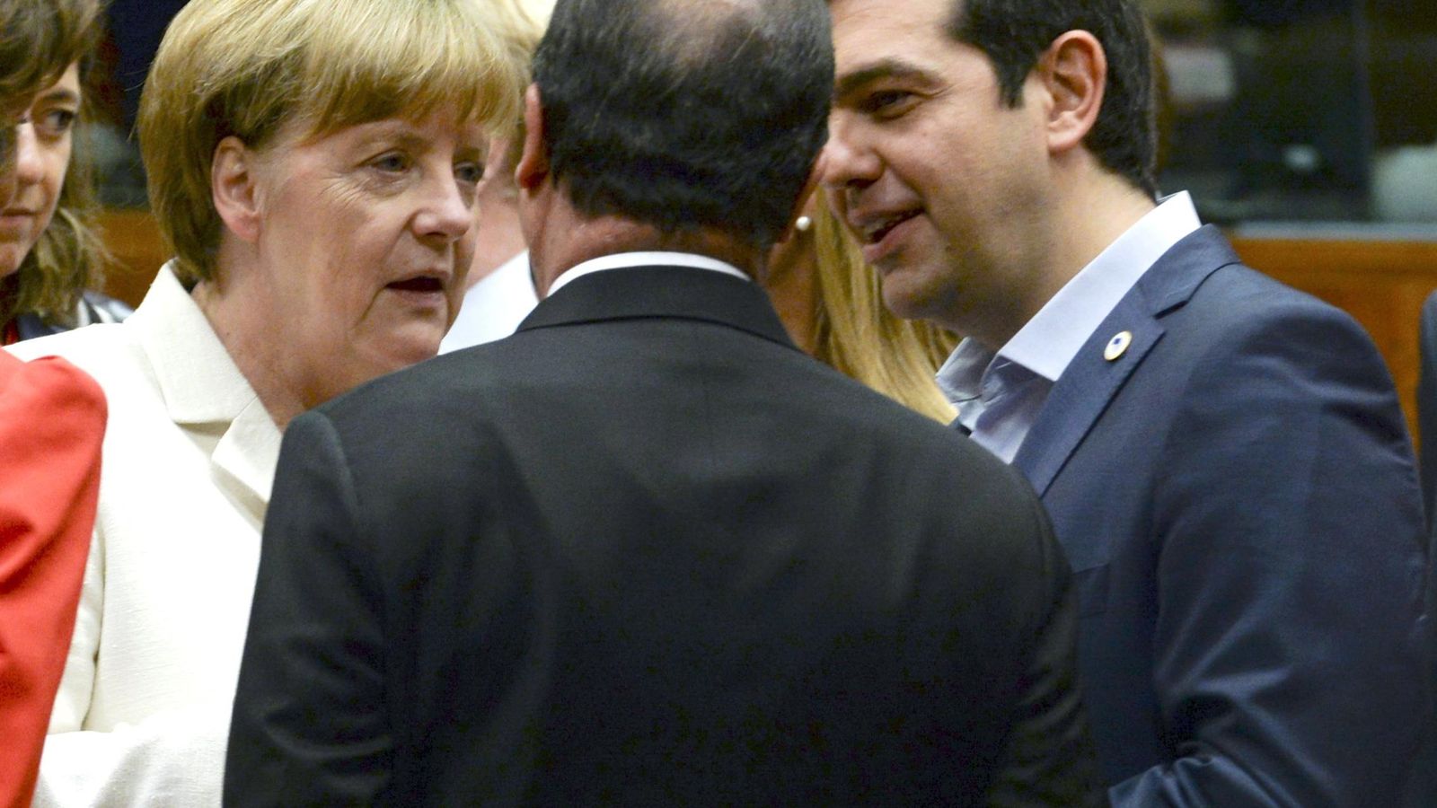 Foto: Merkel, Hollande y Tsipras conversan al inicio de la cumbre. (Reuters)