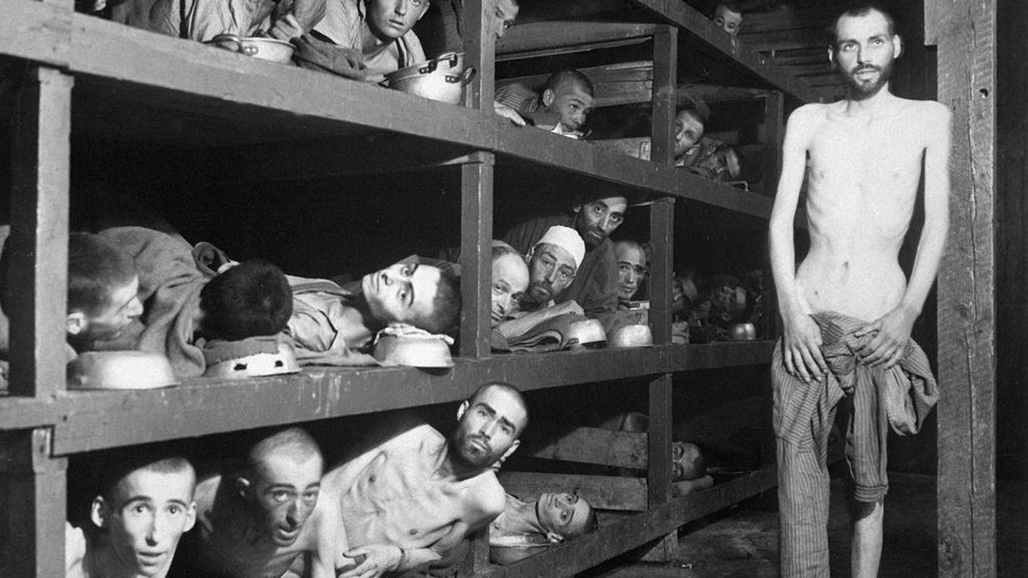 En esta famosa fotografía de Buchenwald, podemos encontrar a Wiesel en la segunda fila, el séptimo contando desde la izquierda. (Wikipedia)