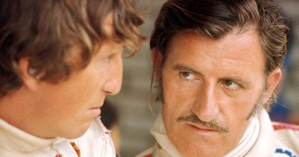 Foto: Jochen Rindt y Graham Hill (d) conversando.