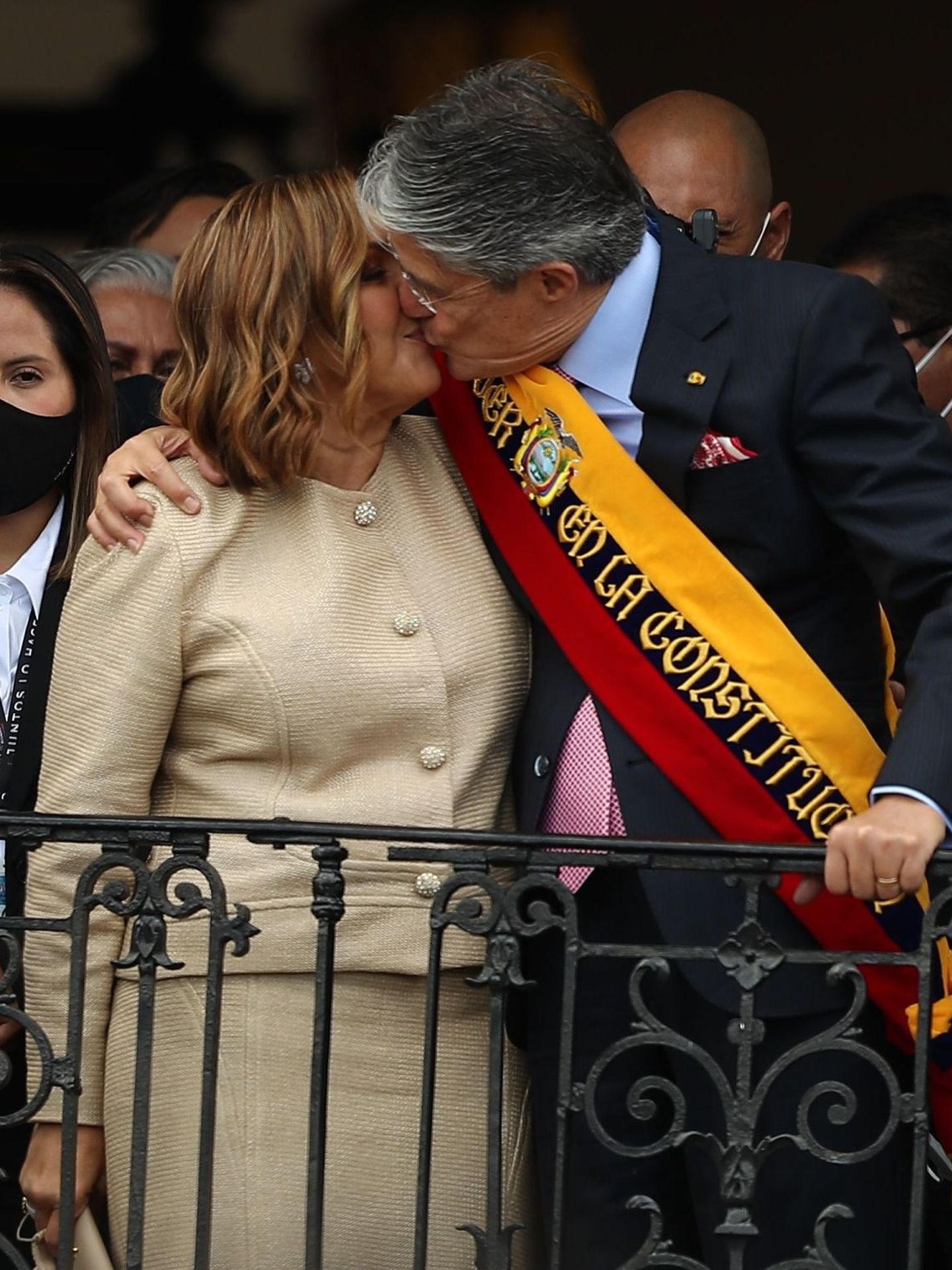 El beso entre ambos durante la toma de posesión. (EFE/José Jácome)