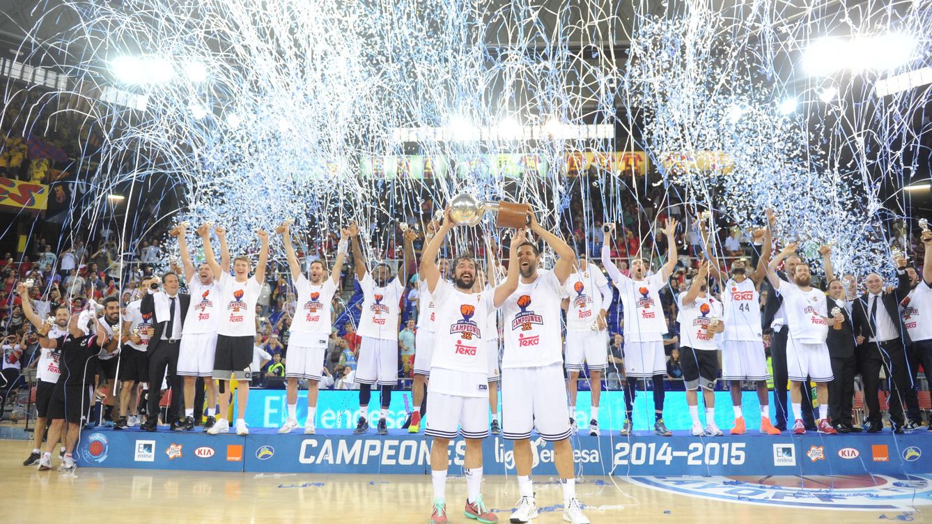 Foto: El Real Madrid con el título de campeón de Liga (ACB Media).